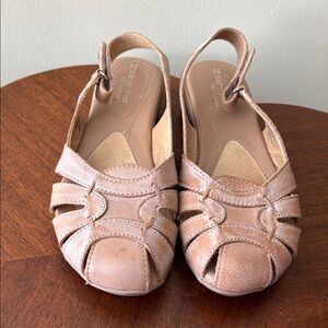 Naturalizer  N5 comfort Slingback Sandals Leather upper Tan  Velcro heel closure